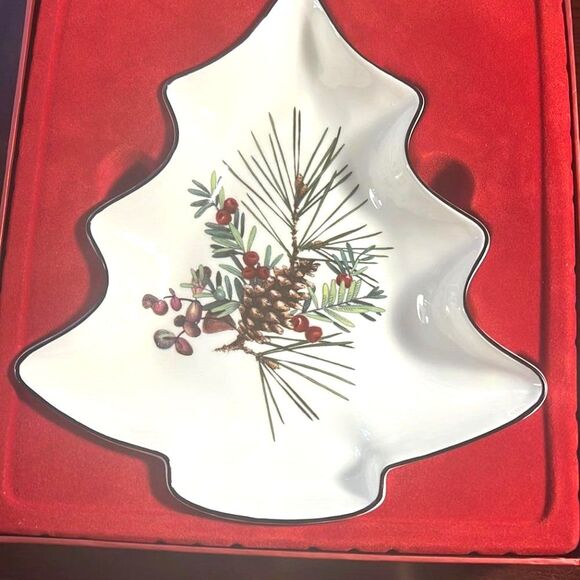 Lenox Tree Candy Dish-Etching Collection -Winter Berries & Pinecones - Picture 1 of 8